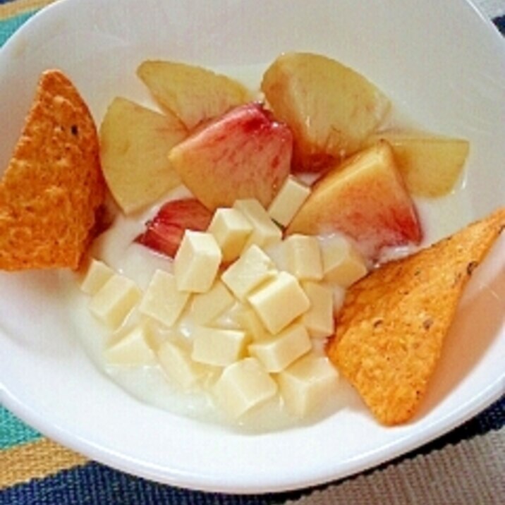 ドリトスで☆桃とチーズの甘辛ヨーグルト♪